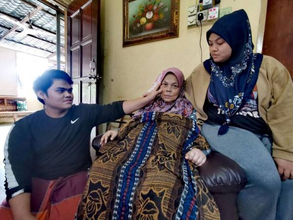 Mohd Ikmal Hakimi dan Farah Natasha sepakat memikul tanggungjawab menjaga ibu mereka yang sakit.