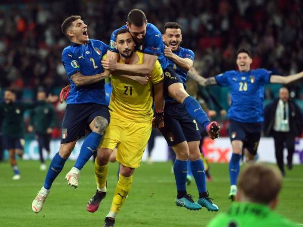 Donnarumma dikerumuni rakan-rakan selepas kejayaan menewaskan England, merusi sepakan penalti. - Foto EPA