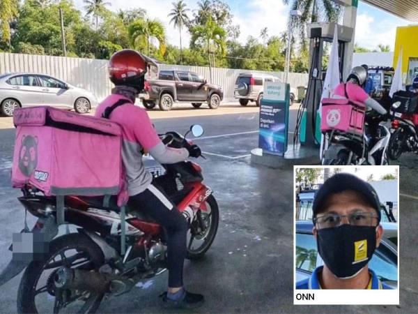 Penghantar makanan beratur bagi mengisi petrol sebelum melakukan penghantaran di Petronas Tanjung Lumpur, pada Isnin.