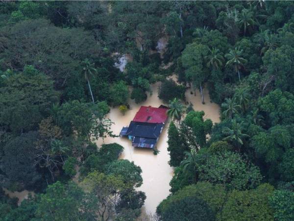 Sebuah rumah penduduk di Raub hampir ditenggelami banjir selepas hujan lebat lebih tiga hari ketika tinjauan udara bersama Jabatan Bomba dan Penyelamat Malaysia (JBPM) pada 4 Januari lepas. - Foto Bernama