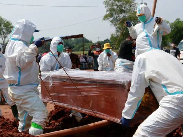 Proses pengebumian mangsa Covid-19 di kawasan perkuburan Muslim di Bekasi, pinggir Jakarta minggu lepas. - Foto Reuters