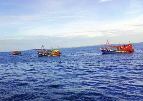 Tiga bot ditahan pada kedudukan 40 batu nautika dari Kuala Terengganu dipercayai melanggar syarat sah lesen.