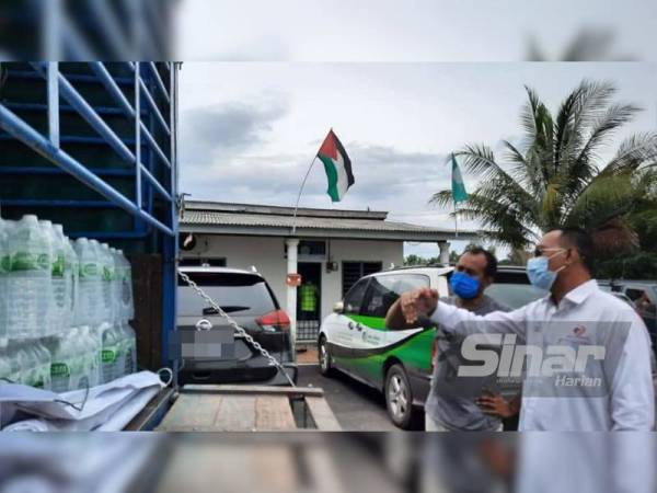 Andansura meninjau persiapan menghantar botol air minuman kepada penduduk Keratong dan Bukit Ibam yang berdepan masalah bekalan air sejak Rabu lalu.