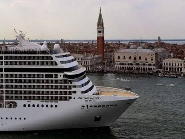 Gambar fail menunjukkan sebuah kapal persiaran meninggalkan bandar raya Venice, Itali. - Foto AFP