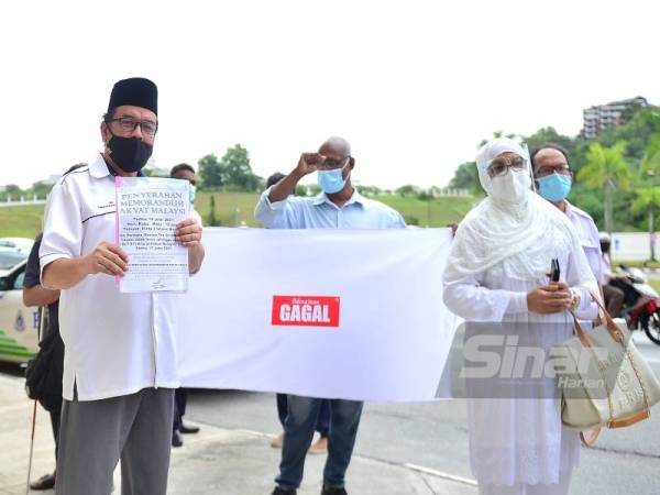 Mustafa (kiri) pada penyerahan memorandum rakyat Malaysia kepada wakil pihak Istana Negara.