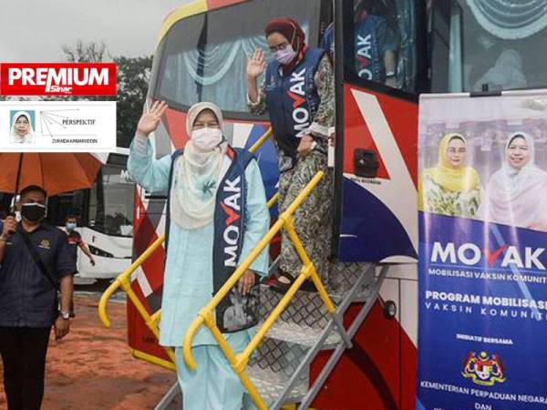 Datuk Zuraida Kamaruddin (depan) bersama Menteri Perpaduan Negara Datuk Halimah Mohamed Sadique (belakang) melambai mesra ketika menghadiri majlis pelancaran program MOVAK di Dataran Tasik Kluang Johor pada 10 Julai lalu. - Foto Bernama