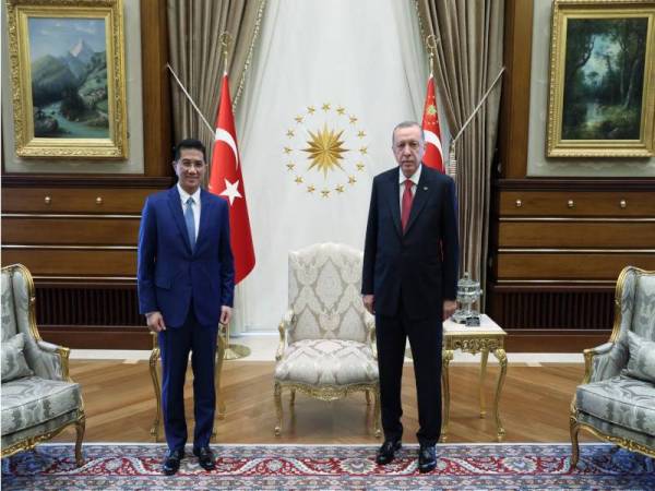 Mohamed Azmin ketika pertemuan dengan Erdogan dalam kunjungan hormat di Kompleks Presiden di Turki pada Rabu. - Foto Bernama