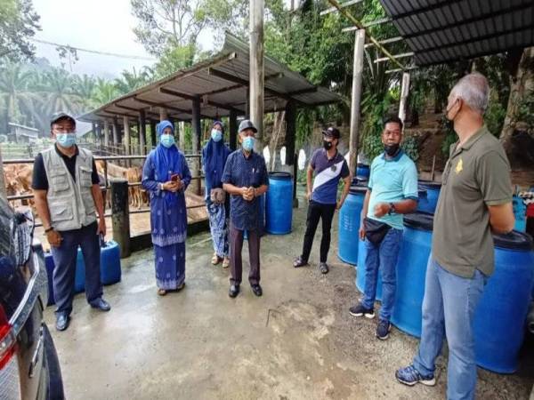 Tosrin ( tengah) ketika lawatan kerja bersama Jabatan Perkhidmatan Veterinar (JPV).