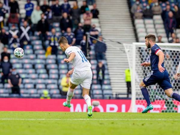 Schik (kiri), melakukan percubaan yang sekali gus turut menghasilkan gol berkenaan. -Foto UEFA.com