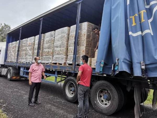 Beberapa buah lori digunakan untuk menghantar bekalan air minuman untuk diagihkan kepada penduduk sekitar Keratong, Ibam dan Muadzam Shah yang terjejas akibat gangguan bekalan air sejak Rabu minggu lalu.