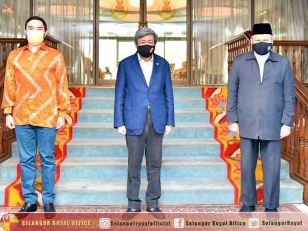 Sultan Sharafuddin (tengah) dan Raja Muda Selangor, Tengku Amir Shah (kiri) bersama Mohd Tamyes selepas pertemuan di Istana Bukit Kayangan, Shah Alam pada Khamis. -Foto ihsan FB Selangor Royal Office