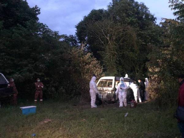 Pasukan Forensik Jabatan Bomba dan Penyelamat serta Polis Diraja Malaysia memeriksa van yang terbakar.