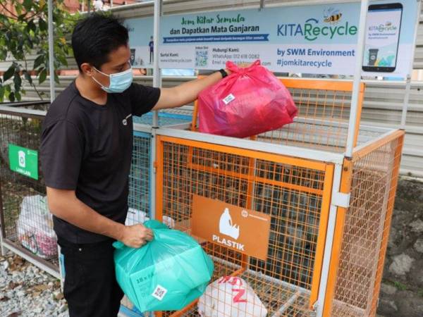 Ahli KITARecycle meletakkan barangan kitar semula di sangkar yang disediakan SWM Environment di setiap daerah di Negeri Sembilan.