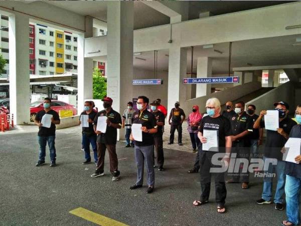 Affa (empat dari kiri) bersama ketua blok berkumpul pada Jumaat memohon supaya isu lif di PA Desa Rejang, Kuala Lumpur diselesaikan segera.