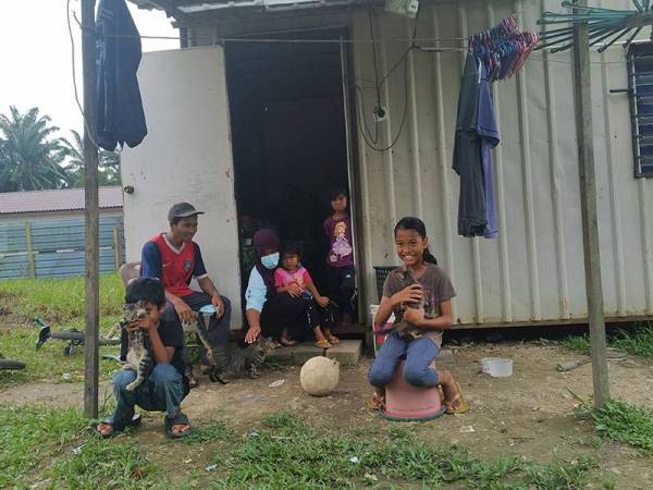 Azrul bersama isteri dan anak-anak tinggal di dalam kontena di Kampung Baru Seri Aman, Jalan Kempas Lama, Tebrau.