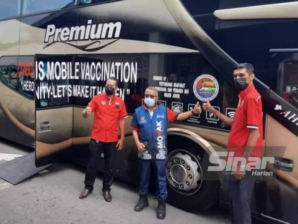 Thiagarajan (kanan) menunjukkan bas yang sudah diubah suai dan mendapat kelulusan KKM untuk program Movak ketika ditemui pemberita di Johor Bahru pada Jumaat.