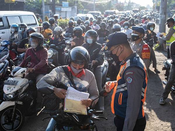 Indonesia merekodkan 1,205 kematian akibat Covid-19, jumlah kematian harian tertinggi ketika kes positif baharu berterusan melebihi angka 50,000. -Foto EPA