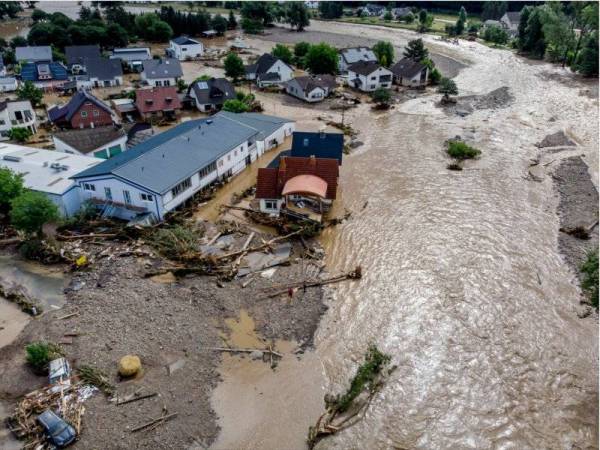 Beberapa rumah berhampiran sungai Ahr di Ansul, barat Jerman rosak akibat banjir. - Foto Agensi