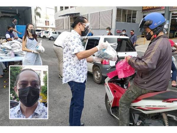 Mohd Rofzan (kanan) ketika mengagihkan ikan pelaling kepada penduduk yang terkesan akibat pandemik Covid-19 di Kuantan.
Gambar kecil: Mohd Rofzan