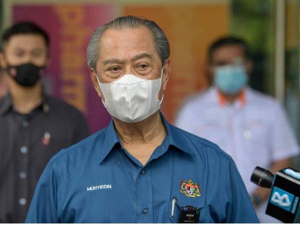 Perdana Menteri Tan Sri Muhyiddin Yassin pada sidang media selepas sesi lawatan di Pharmaniaga LifeScience, Taman Perindustrian Puchong Utama hari ini.  - Foto Bernama