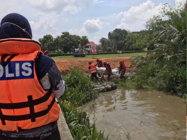 Anggota bomba membawa keluar mayat nelayan warga Thailand yang ditemukan terapung di celah pokok selepas dilaporkan terjatuh dari bot sejak Khamis lepas.