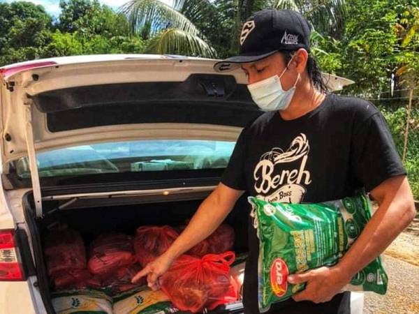 Azril Naim mengerakkan usaha membantu mereka terkesan akibat pandemik Covid-19 menerusi sumbangan bakul makanan.