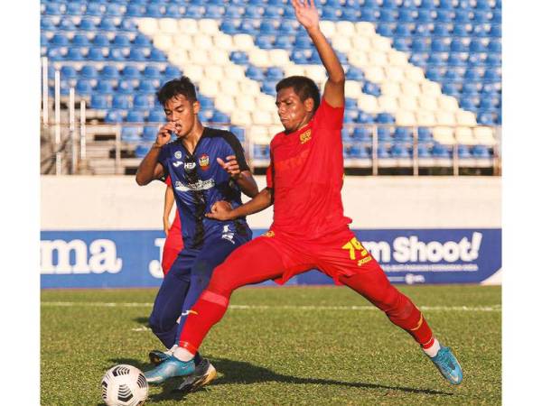 Antara aksi menarik pertemuan Selangor FC 2 menentang Sarawak United di Stadium Manjung pada Sabtu. - Foto Selangor FC