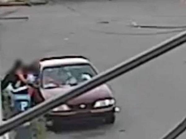 Gambar daripada sebuah kamera pengawasan menunjukkan Lopez mendekati sebuah kereta untuk menyematkan anaknya di Queens, New York pada Khamis lalu. - Foto NYPD