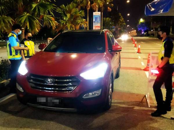 Mohamad Noor melakukan pemeriksaan ke atas pengguna jalan raya yang melalui SJR di Jalan Tanjung Lumpur di sini berikutan pelaksanaan PKPD di kawasan itu bermula pada Ahad.