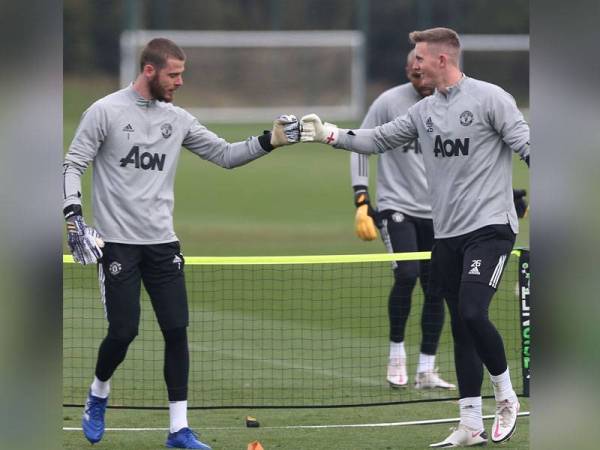 De Gea (kiri) dan Henderson pada sesi latihan musim lalu.