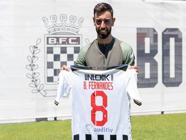 Fernandes memegang jersi Boavista.