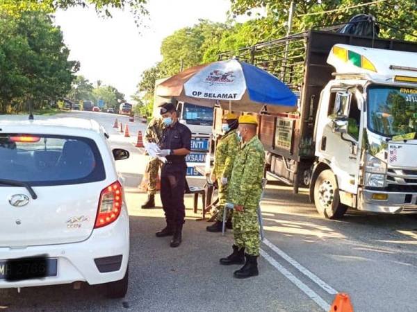 Pihak berkuasa menjalankan pemeriksaan terhadap kenderaan rentas negeri di SJR di Batu 6 Jalan Raya Timur Barat, Batu Melintang, Jeli pada Ahad. Foto Ihsan PDRM Jeli