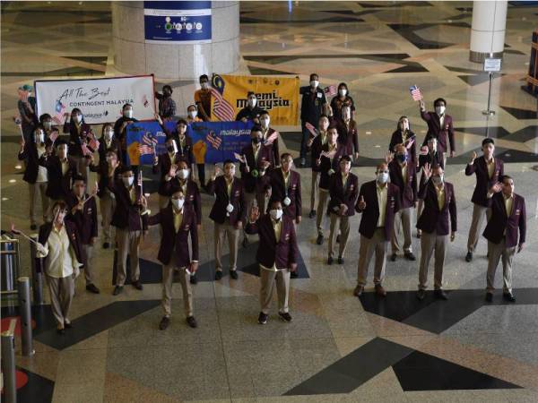 Kontinjen Malaysia melambaikan tangan sebelum berlepas ke Tokyo di Lapangan Terbang Antarabangsa Kuala Lumpur (KLIA) pada Sabtu. - Foto Bernama