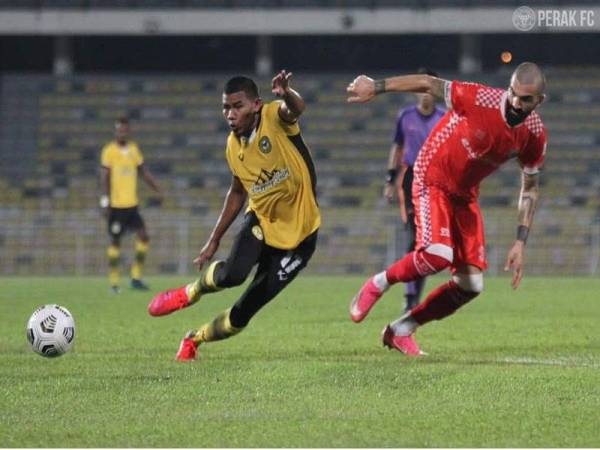 Antara aksi menarik pertemuan Perak II menentang Kelantan di Ipoh. - Foto FB Perak FC