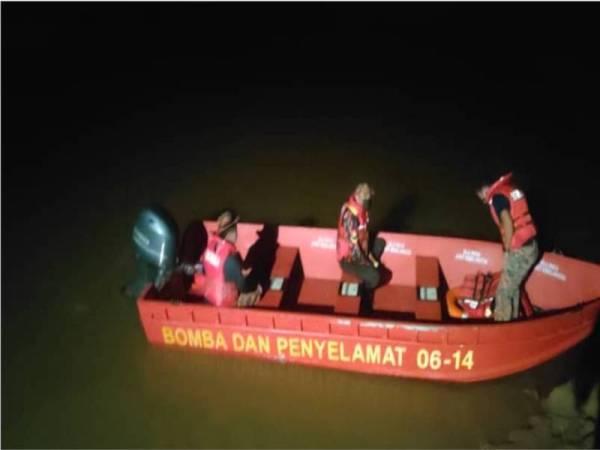 Pihak bomba melakukan usaha mencari dan menyelamat mangsa yang dikhuatiri lemas ketika memancing di Sungai Cerul, Bandar Baru Cheneh di Kemaman, malam Ahad.