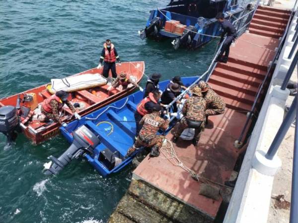 Mayat kedua-dua mangsa dibawa ke Jeti PPM selepas ditemui di kawasan pesisir pantai berhampiran pusat peranginan Tampakan, Kudat.