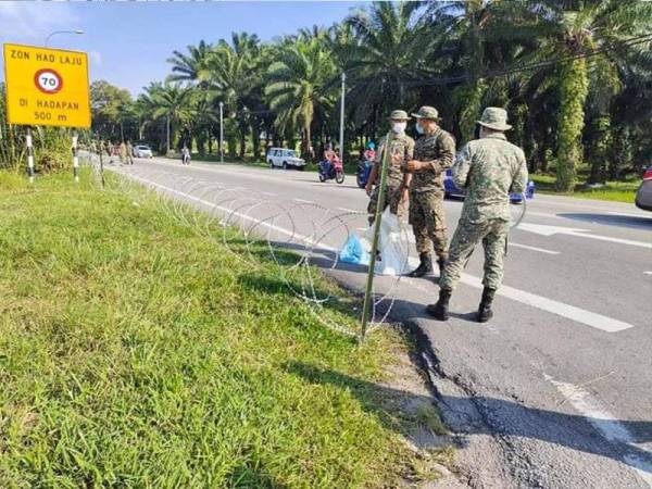 Kerja-kerja memasang kawat duri masih dilakukan bagi mengawal pergerakan keluar masuk di kawasan PKPD.