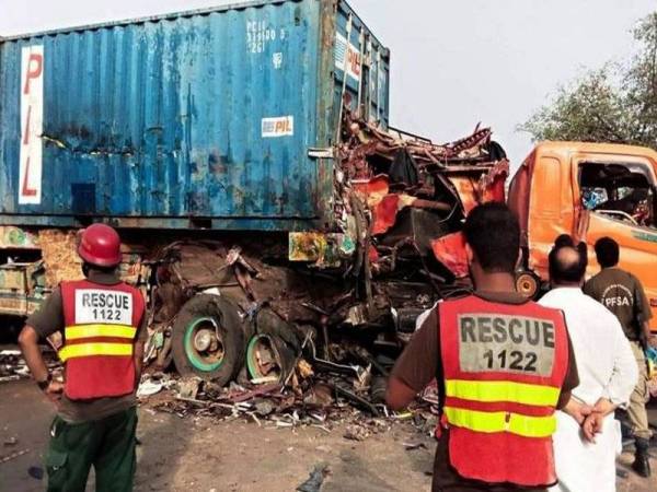 Sekurang-kurangnya 27 orang terbunuh dan lebih 30 yang lain cedera apabila sebuah bas penumpang bertembung dengan sebuah treler di wilayah Punjab timur Pakistan. Foto Xinhua