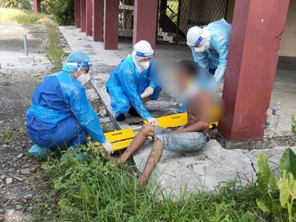 Suspek cedera selepas terjun dari tingkat tiga sebuah bangunan kediaman guru di bawa ke hospital untuk rawatan lanjut.