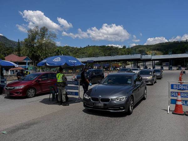 Pihak Polis membuat pemeriksaan rapi terhadap kenderaan yang ingin memasuki susur keluar ke Pantai Timur di sekitar Persimpangan Bentong Barat. - Foto Bernama