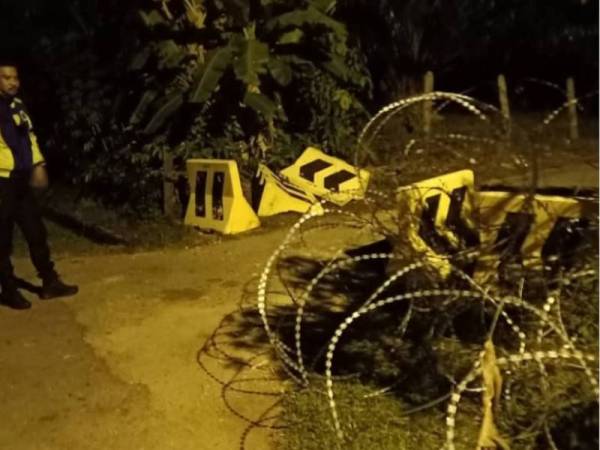 Salah satu lokasi penghadang konkrit di laluan tikus dalam kawasan PKPD dirosakkan.