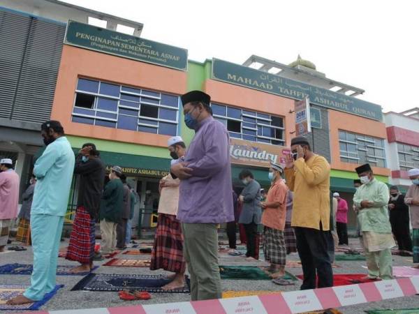 Kira-kira 70 jemaah hadir menunaikan solat sunat Aidiladha di atas jalan di Taman Meru Perdana 2 di sini pada Selasa.