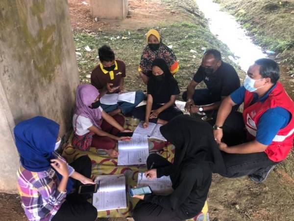 Pelajar di Kampung Melayu Bukit Nyamuk, Simpang Renggam, Kluang, terpaksa belajar di bawah jambatan PLUS untuk mendapat capaian internet lebih baik. 