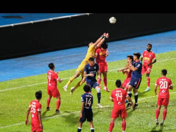 Antara aksi menarik perlawanan persahabatan Sabah menentang JDT II di Larkin.