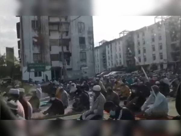 Tular di laman sosial video berdurasi 22 saat memaparkan sekumpulan jemaah melakukan solat sunat Aidiladha di atas jalan raya yang didakwa tidak mematuhi SOP ditetapkan.