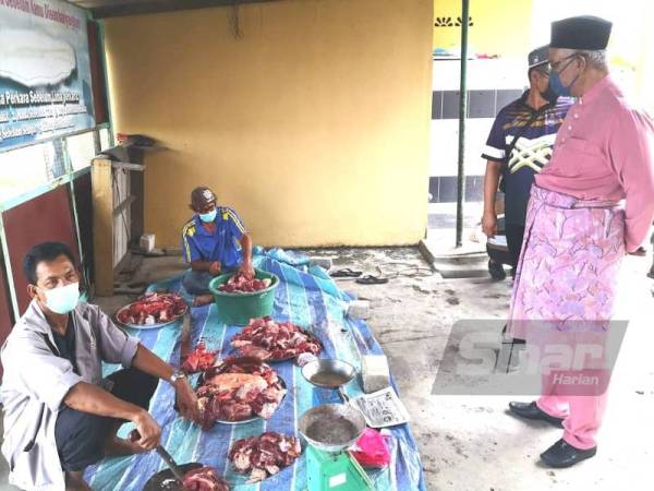 Noh meninjau pelaksanaan ibadah korban di Masjid Muflihin Parit 4 Ban 3 di sini pada Selasa.