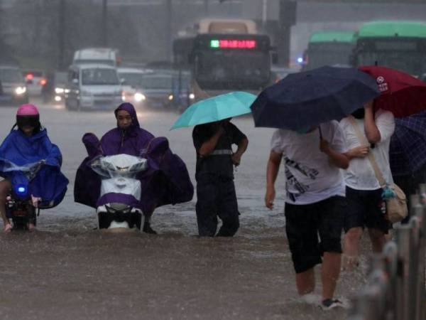 Hujan lebat yang berlaku di Zhengzhou menyebabkan banjir berlaku di bandar raya itu sejak Selasa. - Foto AFP