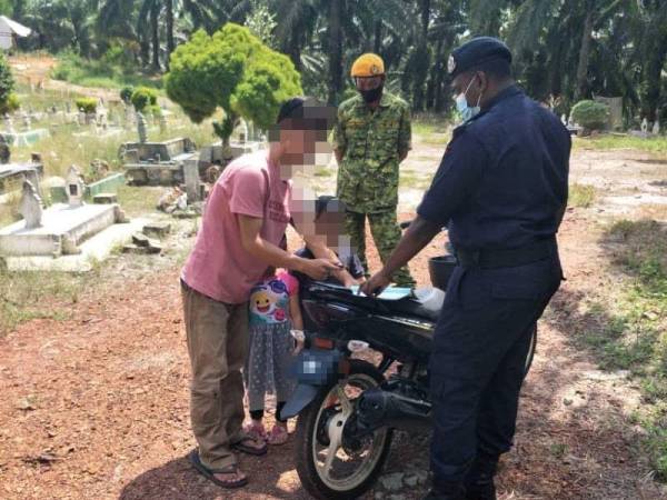 Seorang lelaki dikompaun RM2,000 selepas didapati melanggar SOP dengan menziarahi kubur pada Hari Raya Aidiladha pada Selasa. - Foto ihsan polis