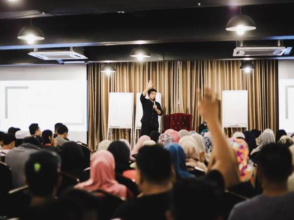 Beliau menganjurkan kursus di bawah program keushawanan yang dianjurkan Anna Legacy Academy.