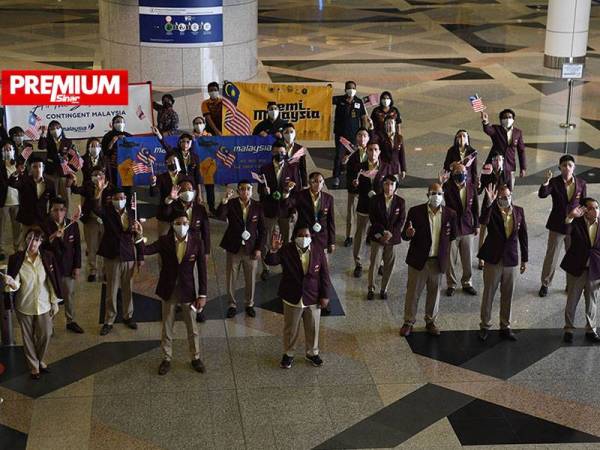 Sebahagian atlet kontinjen negara melambaikan tangan sebelum berlepas ke Tokyo pada Flag Off Kontinjen Negara ke Sukan Olimpik Tokyo 2020 di KLIA baru-baru ini. - Foto Bernama